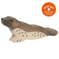Wooden seal toy with 'spiel gut' certification logo on a white background